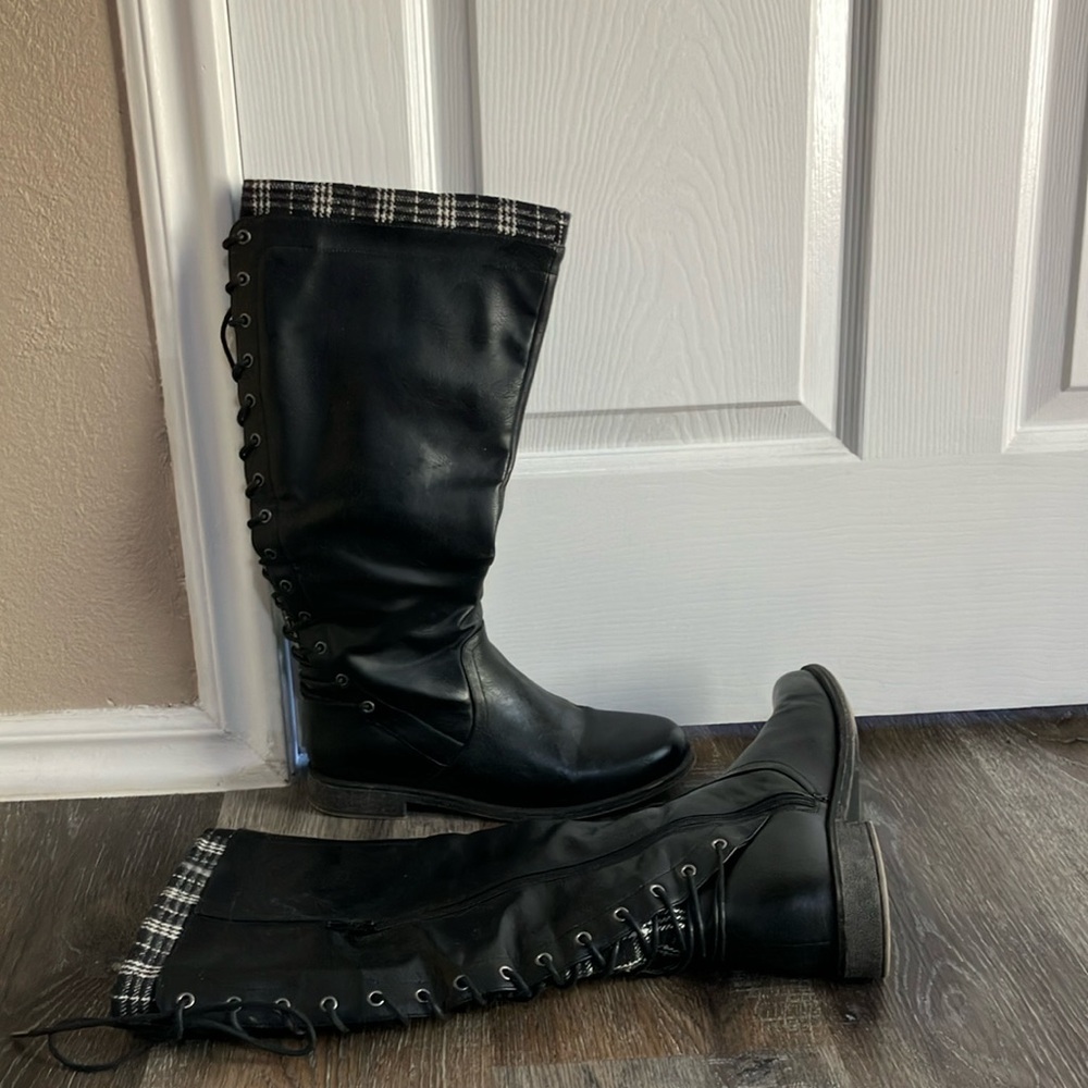 Size 9 just fab lace up back boots. The checked pattern goes all the way down.